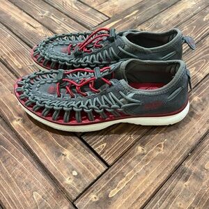 Keen Uneek Sandals Women's Size 8/ Big Kid Size 6 Gray/Burgundy